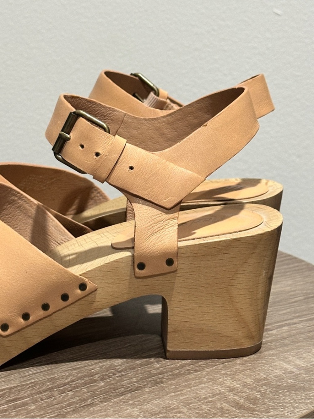Madewell The Johanna Crisscross Clog Leather Sandal - Picture 6 of 13
